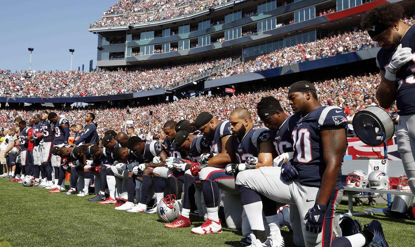 Jugadores de los Patriots de Inglaterra se arrodillaron como protesta durante el himno de Estados Unidos antes de un partido. (AP)