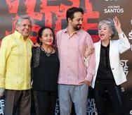 Luis A. Miranda Jr., su esposa, Luz Towns Miranda, y Lin-Manuel Miranda junto a Rita Moreno en la alfombra azul del musical "West Side Story".