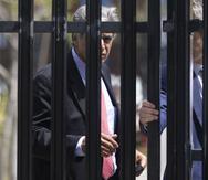 Mark Rossini (izquierda) sale del tribunal tras la vista inicial por los cargos de soborno que pesan en su contra.
