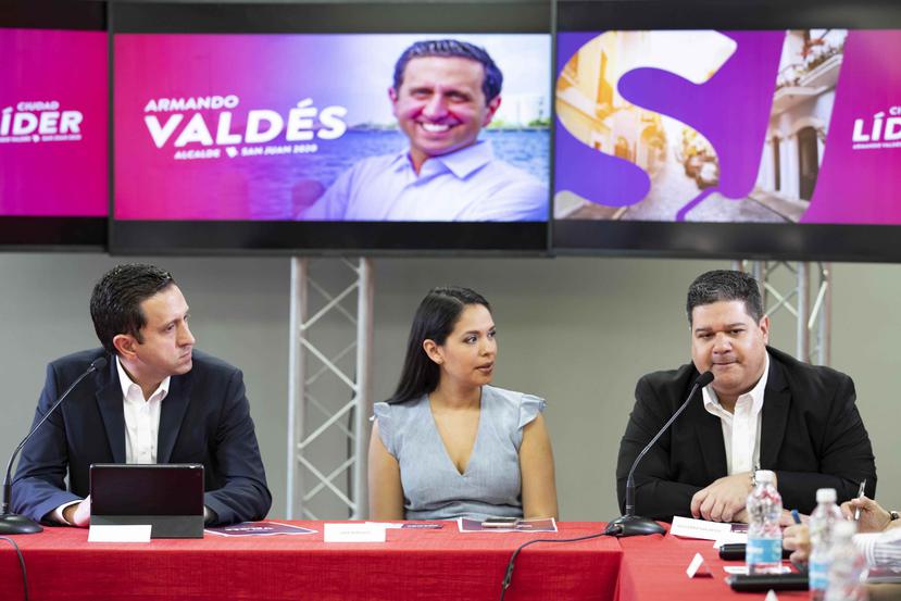 Armando Valdés, candidato a la alcaldía de San Juan. En la foto Valdés junto a Lara Mercado (esposa) y Guillermo San Antonio (presidente del comité).
