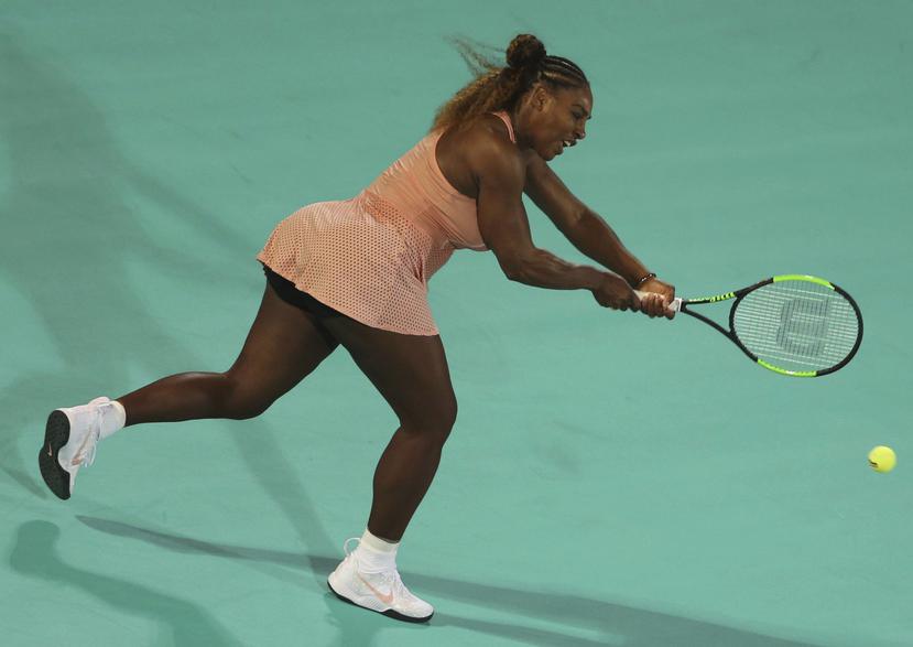 La estadounidense Serena Williams devuelve una pelota de su hermana Venus durante el partido inaugural en el Mubadala World Tennis Championship en Abu Dhabi, Emiratos Árabes Unidos, el jueves 27 de diciembre de 2018. (AP)