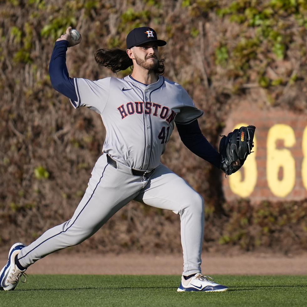 Houston Astros starting pitcher Spencer Arrighetti warms up for the team's baseball game against the Chicago Cubs, Wednesday, April 24, 2024, in Chicago. (AP Photo/Erin Hooley)