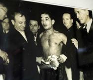 Escobar es reconocido con una faja de campeón. El boricua ganó su primera corona en 1934 en Montreal, Canadá. (Archivo)