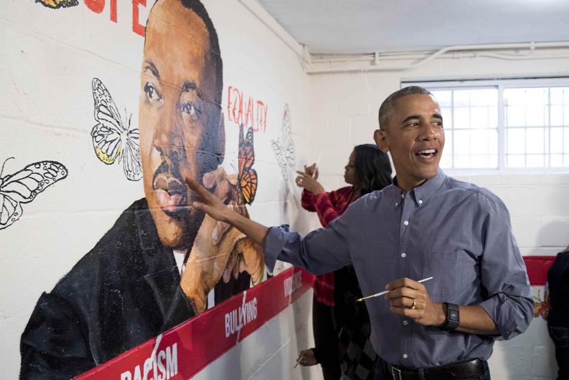 Barack Obama pinta un mural durante el Día de Martin Luther King Jr. en el Refugio Jobs Have Priority Naylor Road Family en Washington. (EFE)