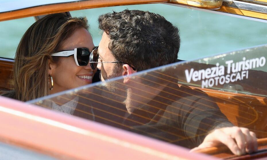 Ben Affleck y Jennifer Lopez llegaron el jueves a Venecia, donde se dejaron ver juntos en  un taxi acuático y caminando por las calles de la ciudad.