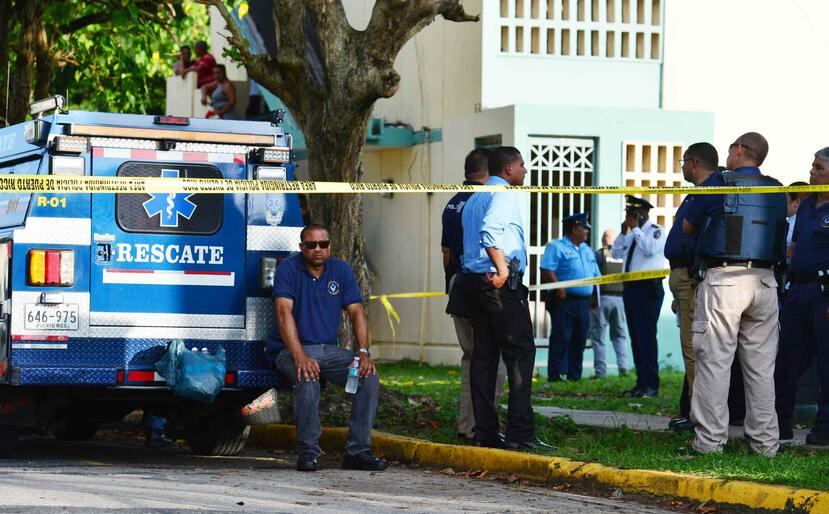 Escena del crimen donde falleció el teniente Luis Meléndez Maldonado en el residencial Pedro J. Palou, de Humacao. (Archivo / GFR Media)