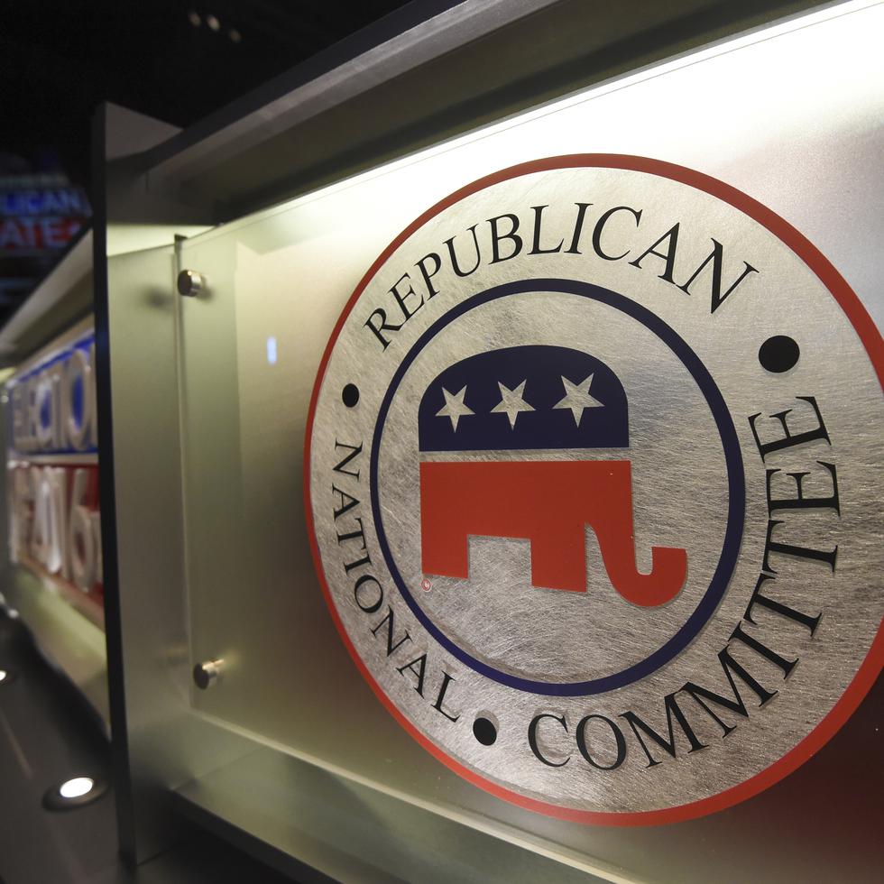 El logo del Comité Nacional Republicano se exhibe en el escenario al tiempo que personal realiza trabajo de preparación en el Coliseo North Charleston, el 1 de enero de 2016, en North Charleston, Carolina del Sur.