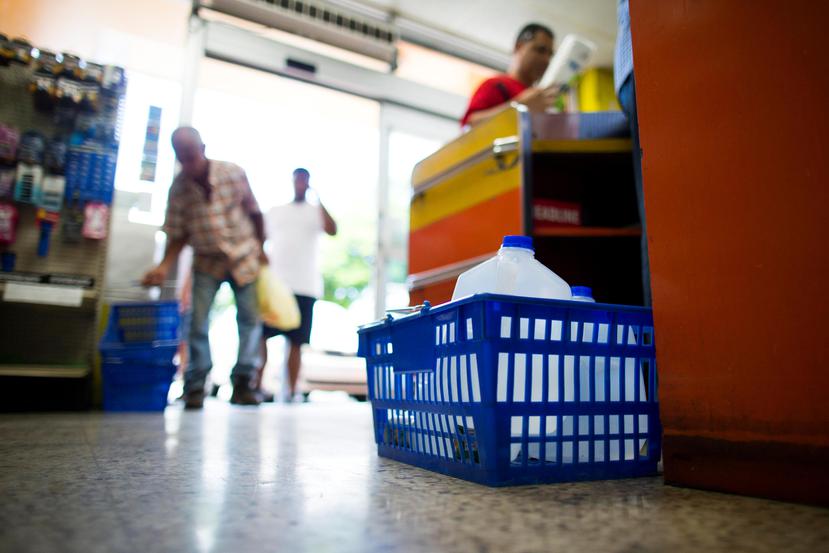 Representantes de tiendas de supermercado urgieron a los consumidores a comprar solo lo necesario para prepararse para la emergencia y no acaparar artículos.