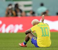 Neymar lamenta la derrota en tanda de penaltis de Brasil frente a Croacia en los cuartos de final de la Copa del Mundo en el estadio Ciudad Educación, en Al Rayyan, en Qatar, el viernes 9 de diciembre de 2022.