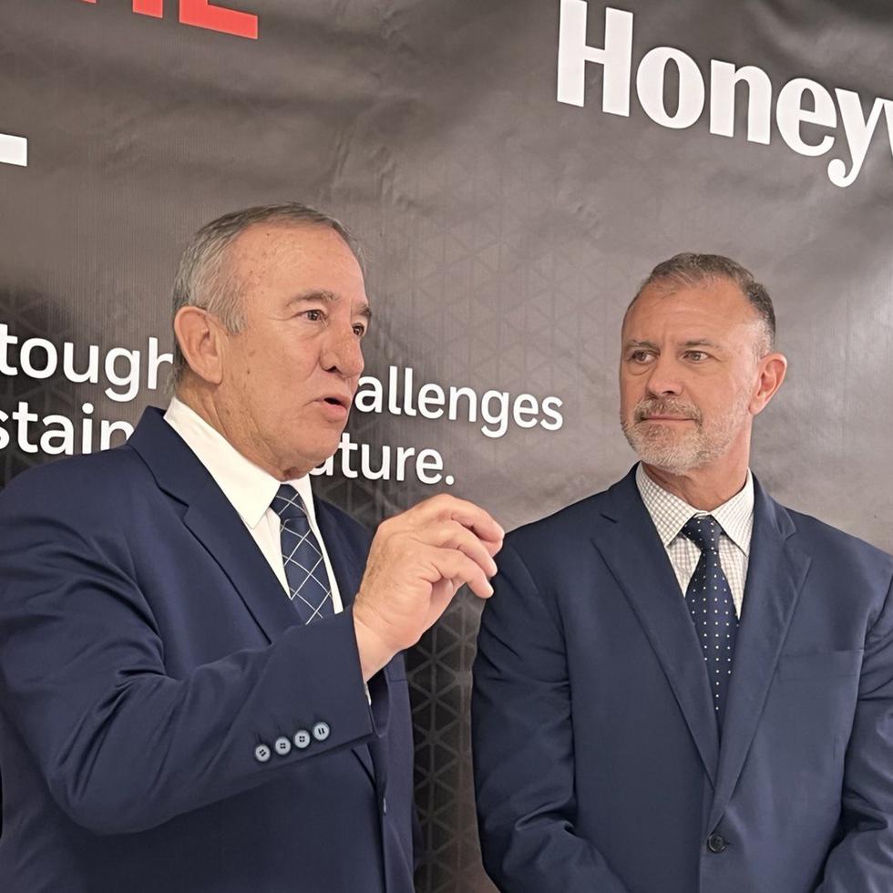 Manuel Cidre, secretario del DDEC y Heath Patrick, presidente de Americas Aftermarket, Honeywell Aerospace.