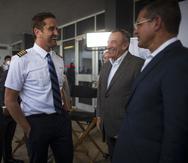 El actor Gerard Butler, a la izquierda, en un encuentro con Manuel Cidre y Pedro Pierluisi el año pasado, mientras filmaba la película The Plane en la isla.
