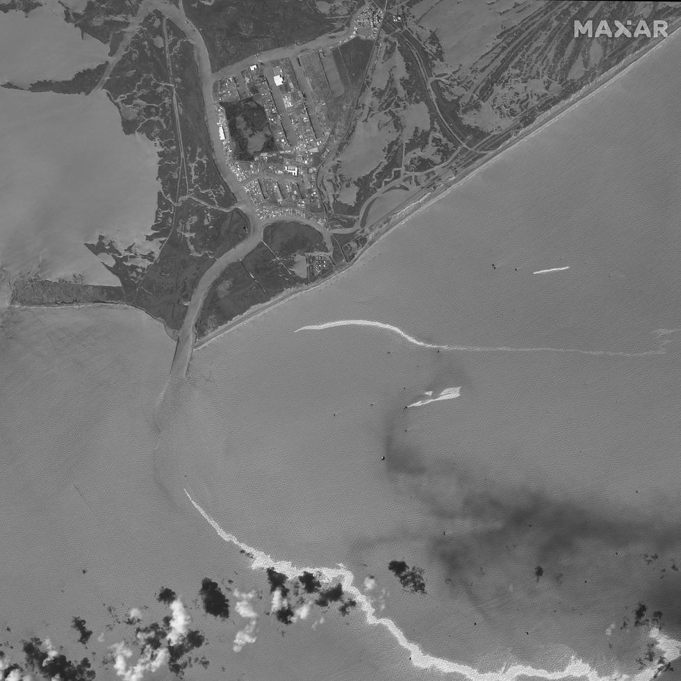 Esta imagen satelital facilitada por Maxar Technologies muestra una mancha de petroleo cerca de Port Fourchon, Luisiana, el 2 de septiembre de 2021, tras el paso del huracán Ida en la zona.