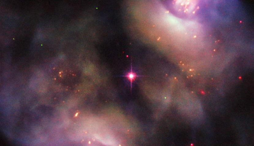 El punto brillante en el centro de la imagen es un remanente estelar sobrecalentado, es decir, un vestigio de lo que la estrella fue antes de morir (NASA).
