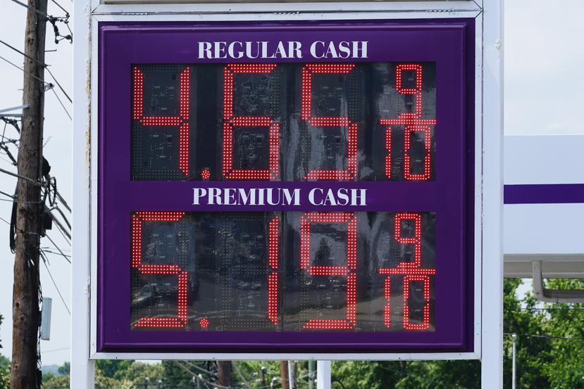Los precios de la gasolina han bajado un poco desde los 5 dólares por galón alcanzados a mediados de junio.