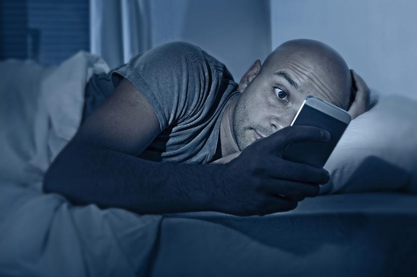 Desplazarse por las redes sociales es muy diferente a leer un libro relajante. (Shutterstock)