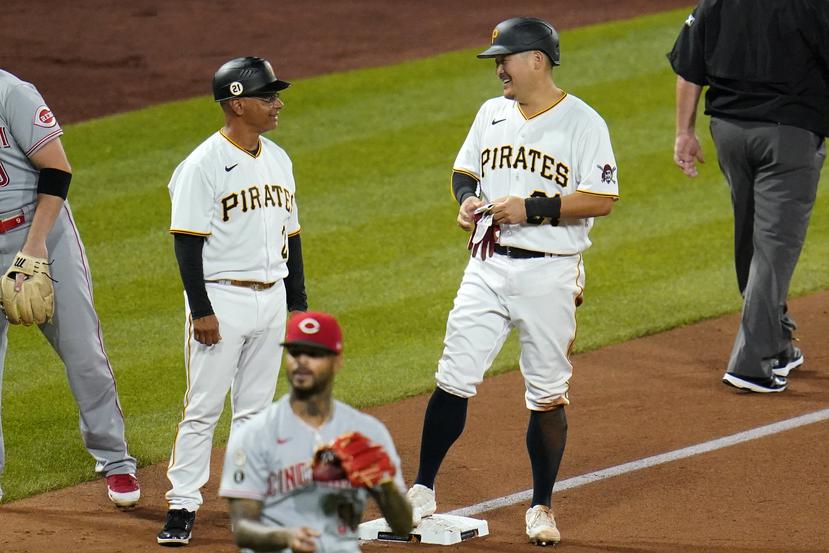 Tras su salida de los Pirates de Pittsburgh, Joey Cora, aquí a la izquierda conversando con Yoshi Tsutsugo, fue contratado como coach de tercera base por los Mets de Nueva York.