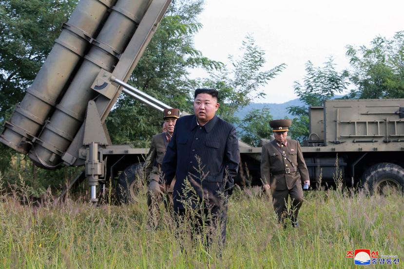 El líder norcoreano, Kim Jong-un, estuvo presente en la prueba de lanzacohetes. (EFE)