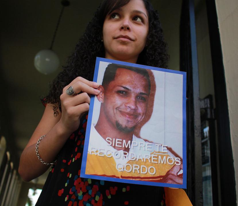Kiara J. Irizarry Pérez sostiene una imagen de la víctima, su hermano José.