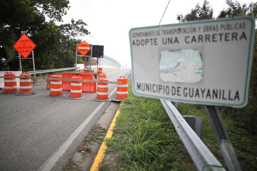 Foto tomada el pasado 8 de enero donde se ve el acceso cerrado a un puente en la PR-127 en Guayanilla.