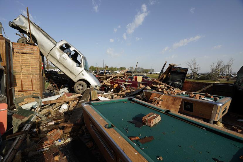 Una camioneta pickup yace dentro de los restos del restaurante Chuck's Dairy Cafe tras el paso de un tornado, el sábado 25 de marzo de 2023, en Rolling Fork, Mississippi.