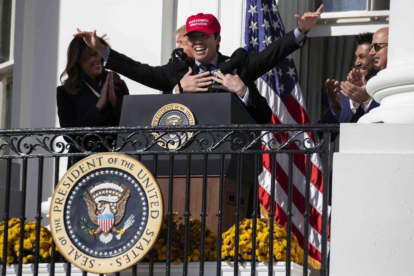 El receptor Kurt Suzuki se colocó una gorra de "Make America Great Again" y el presidente Trump lo abarazó por la espalda durante la visita de los Nationals de Washington a la Casa Blanca. (AP Photo/Patrick Semansky)