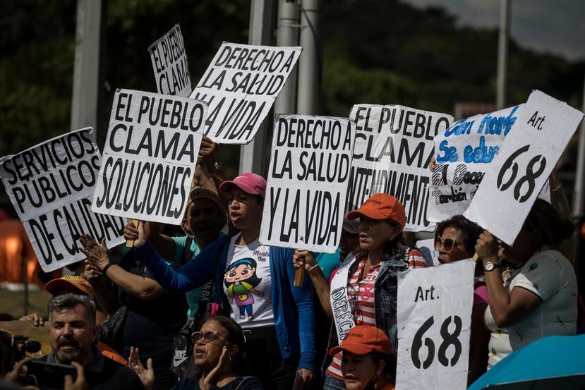 Personas se manifiestan durante una protesta en la que exigen mejoras salariales en Caracas, Venezuela.
