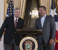 El gobernador Pedro Pierluisi (der.) junto al secretario de Agricultura federal, Tom Vilsack.