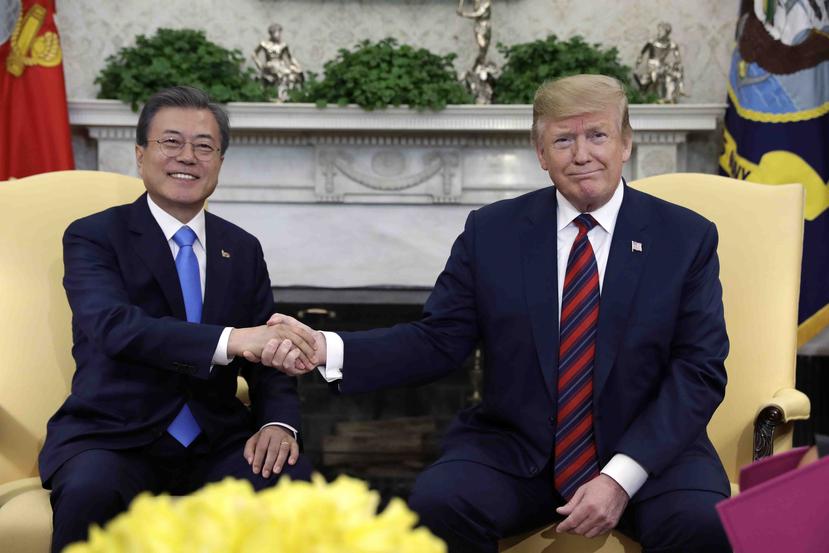Donald Trump recibió el jueves en la Casa Blanca al presidente surcoreano, Moon Jae-in.  (AP/ Evan Vucci)