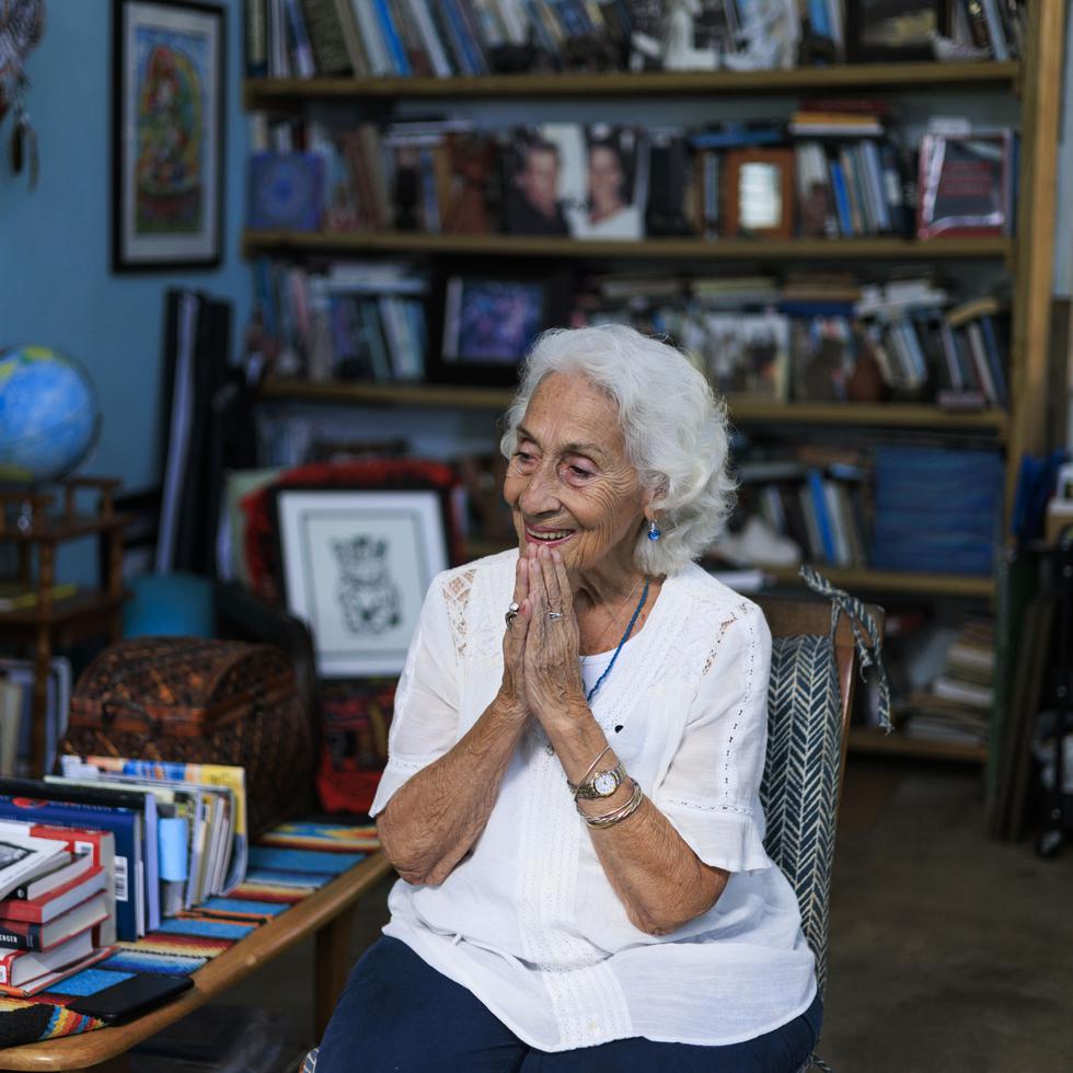 Myrna Pagán,  líder de Vidas Viequenses Valen, en su residencia que ubica frente a la playa de la Esperanza, en Vieques.
