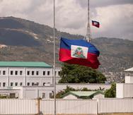 Foto de archivo de la bandera nacional haitiana en el Palacio Nacional, en Puerto Príncipe.
