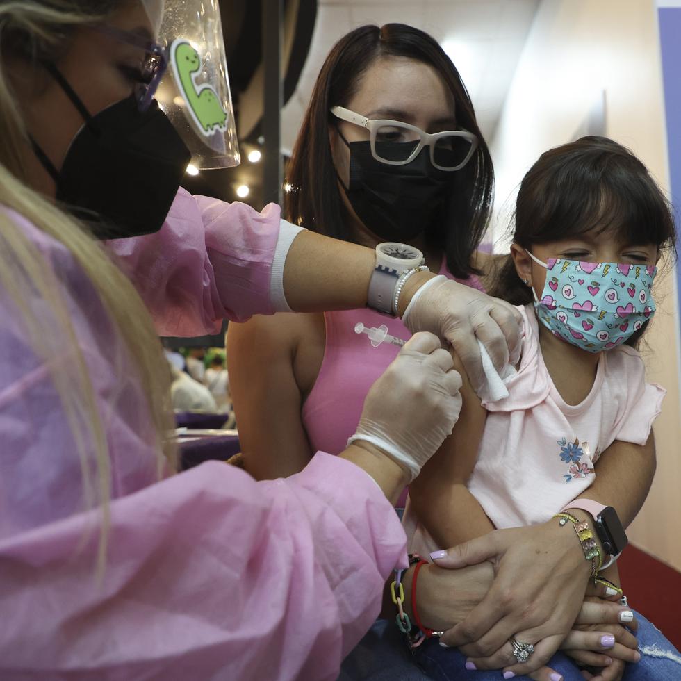Ana Mathews llevó ayer a su hija Ariana Nieves Mathews, de 4 años, a recibir la primera dosis de la vacuna contra el COVID-19 en las facilidades de VOCES en Plaza las Américas.