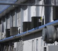 La instalación y el mantenimiento de sistemas de acondicionadores de aire en las escuelas conlleva una inversión millonaria, que debe contemplar la actualización, además, de sistemas eléctricos, indicaron funcionarios de Educación y la Autoridad de Edificios Públicos (AEP).