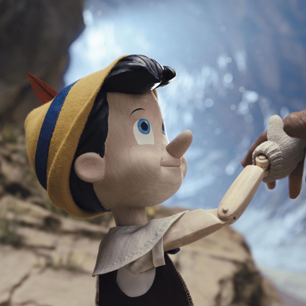 El joven británico Benjamin Evan Ainsworth pone voz a "Pinocchio", mientras que el reconocido Tom Hanks interpreta a Geppetto.