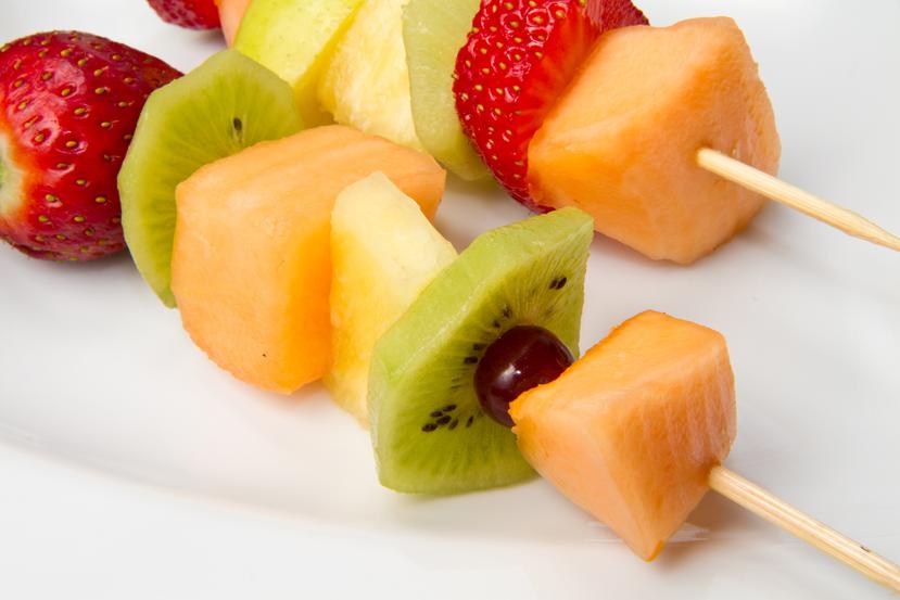 Los pinchitos de frutas son  refrescantes y saludables. (Shutterstock)
