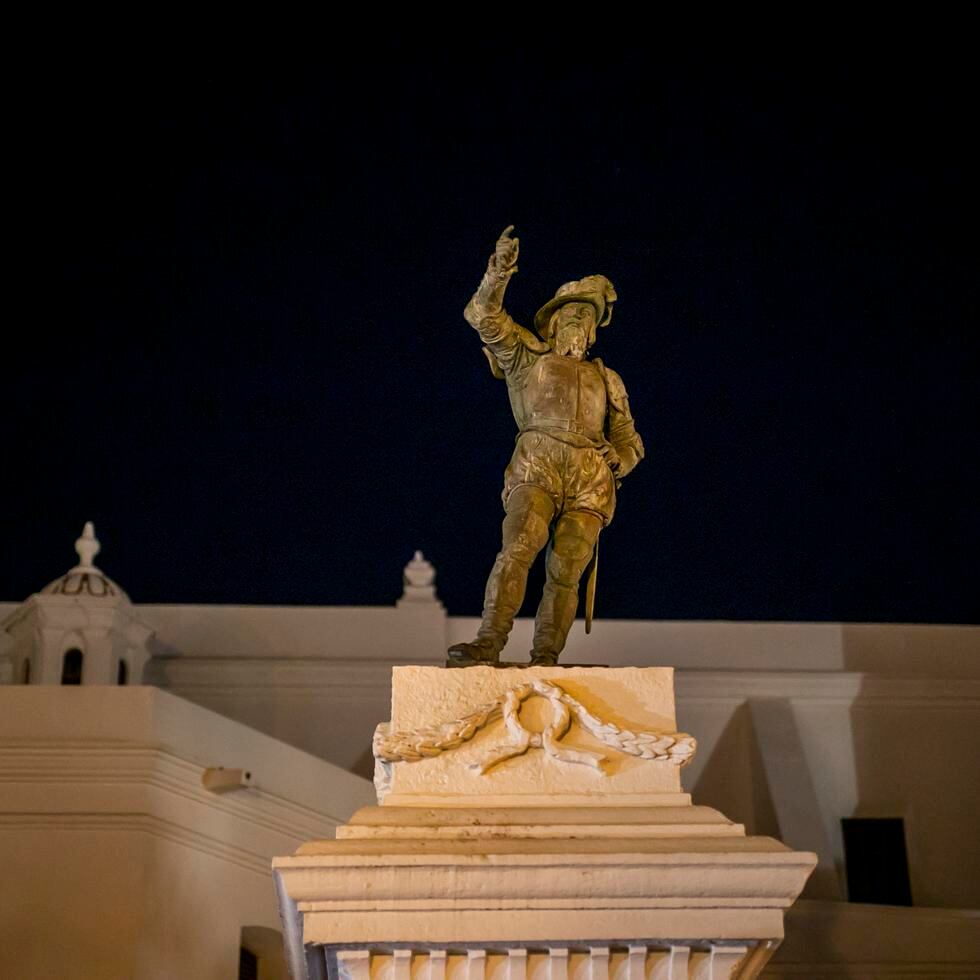 24 enero 2022. Plaza de San Jose. 

En el dia de hoy, la estatua de Juan Ponce De Leon fue derribada durante madrugada de hoy. Empleados del Municipio de San Juan, trabajaron durante la tarde para ubicar la estatua en su lugar en medio de protestas y enfrentamientos entre la policia y manifestantes. 

Xavier Garcia / Fotoperiodista