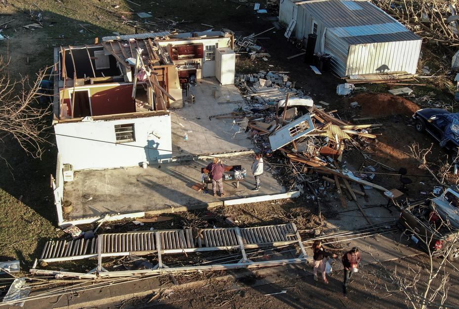 Una fotografía aérea realizada con un dron muestra la destrucción de viviendas y negocios en Mayfield, Kentucky.