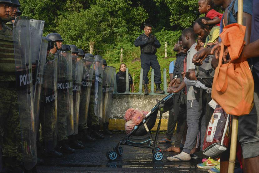 Unos migrantes se enfrentan a miembros de la Guardia Naciona cerca del municipio Tuzantán, en el estado de Chiapas, México. (AP / Isabel Mateos)