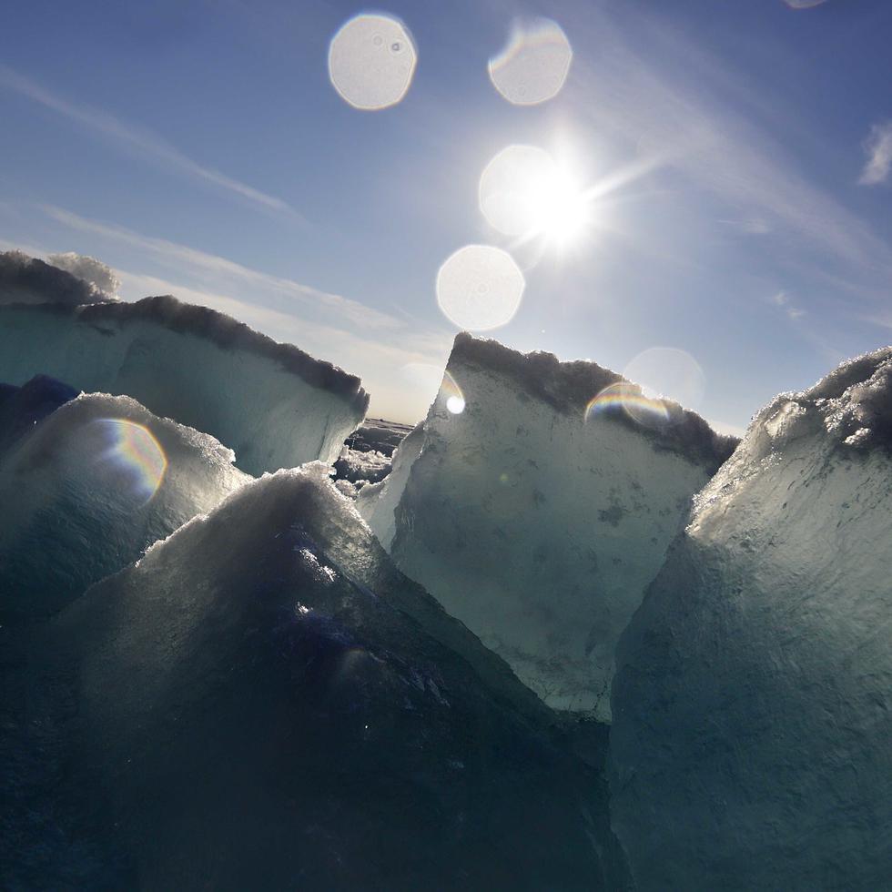 En esta imagen de archivo, bloques de hielo emergen a la superficie bajo el casco del rompehielos finlandés MSV Nordica en su travesía por el Estrecho de Victoria, en el paso noroeste del Ártico.