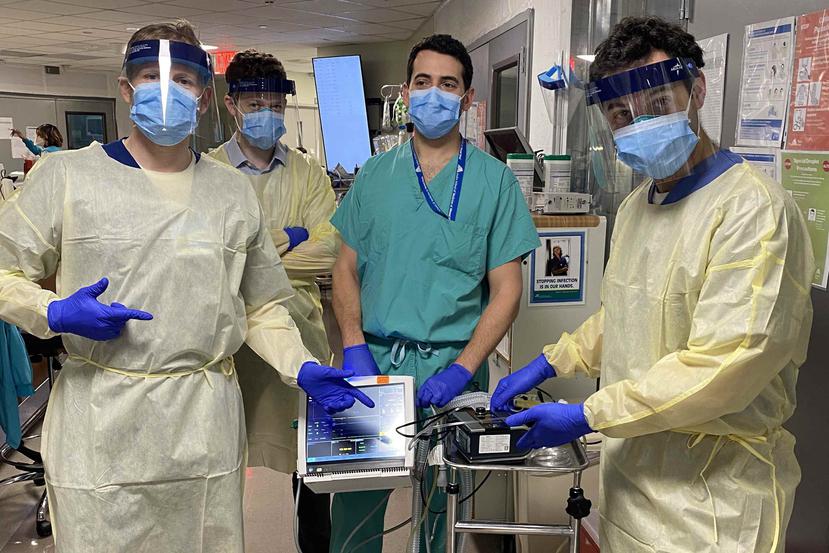 Los doctores, izquierda a derecha, Drew Copeland, Thomas Tolbert,. Brian Mayrsohn y Hooman Poor muestran un prototipo de respirador basado en una máquina para el tratamiento de la apnea del sueño en el hospital Mt. Sinai de Nueva York. (AP)