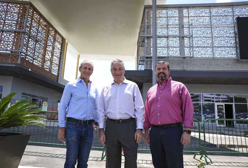 Desde la izquierda: Adolfo "Tito" González, presidente de Empresas Caparra;  Naji Khoury, CEO Liberty PR; y Luis Rafael Gonzalez, VP Senior de Arrendamiento de Empresas Caparra.