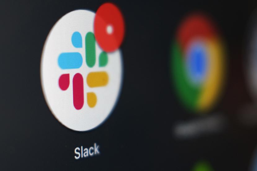 El logo de Slack en una computadora junto al de Google Chrome.