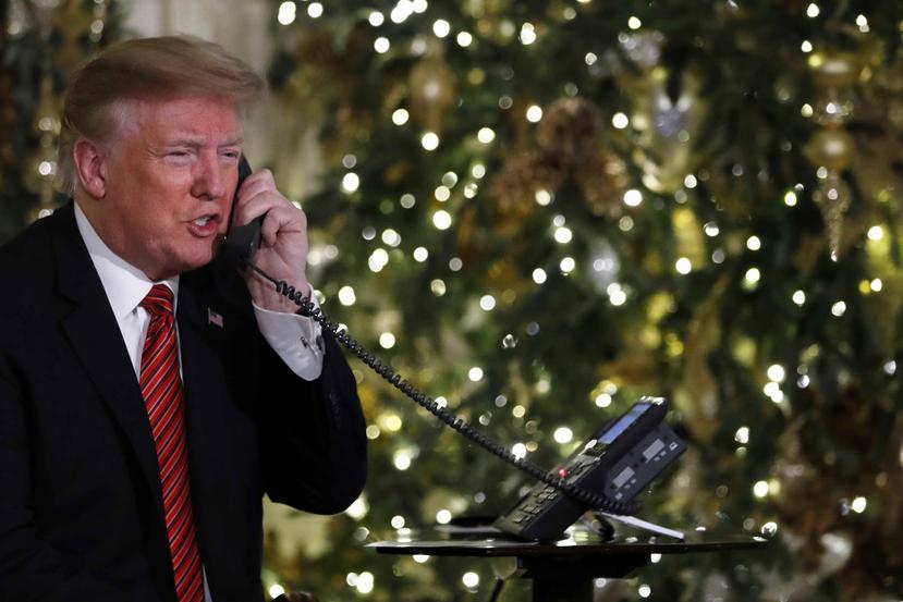 Donald Trump da detalles de la trayectoria de Santa Claus desde la Casa Blanca. (AP)
