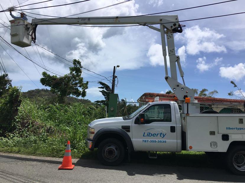 Brigadas de Liberty trabajan junto a la AEE para reponer los servicios de electricidad, cable e internet. (Archivo / GFR Media)