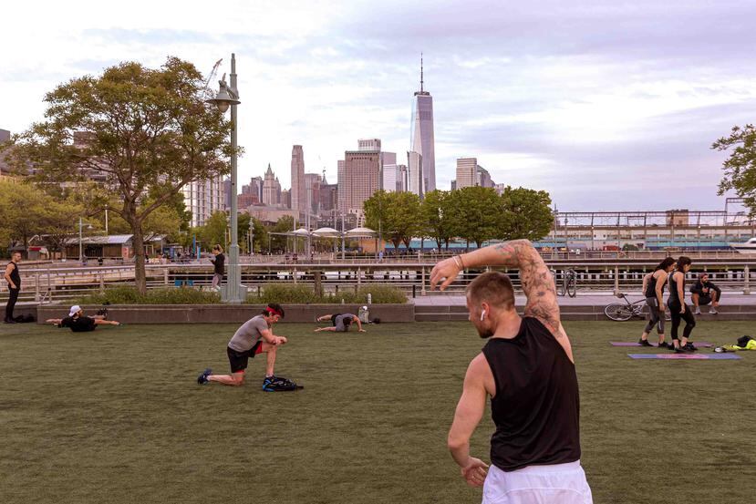 Una persona haciendo ejercicio cerca del muelle 46 del Hudson River Park en Nueva York, el 14 de mayo de 2020. (Jeenah Moon/The New York Times)