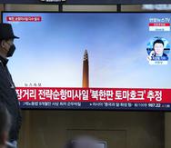 Se ve una pantalla de televisión informando sobre el lanzamiento de un misil de Corea del Norte durante un programa de noticias en la estación de tren de Seúl en Seúl, Corea del Sur, el miércoles 22 de marzo de 2023.