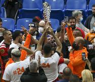 Jackson Rivera levanta el campeonato del Voleibol Superior Masculino ganado por los Changos de Naranjito frente a los Caribes de San Sebastián.