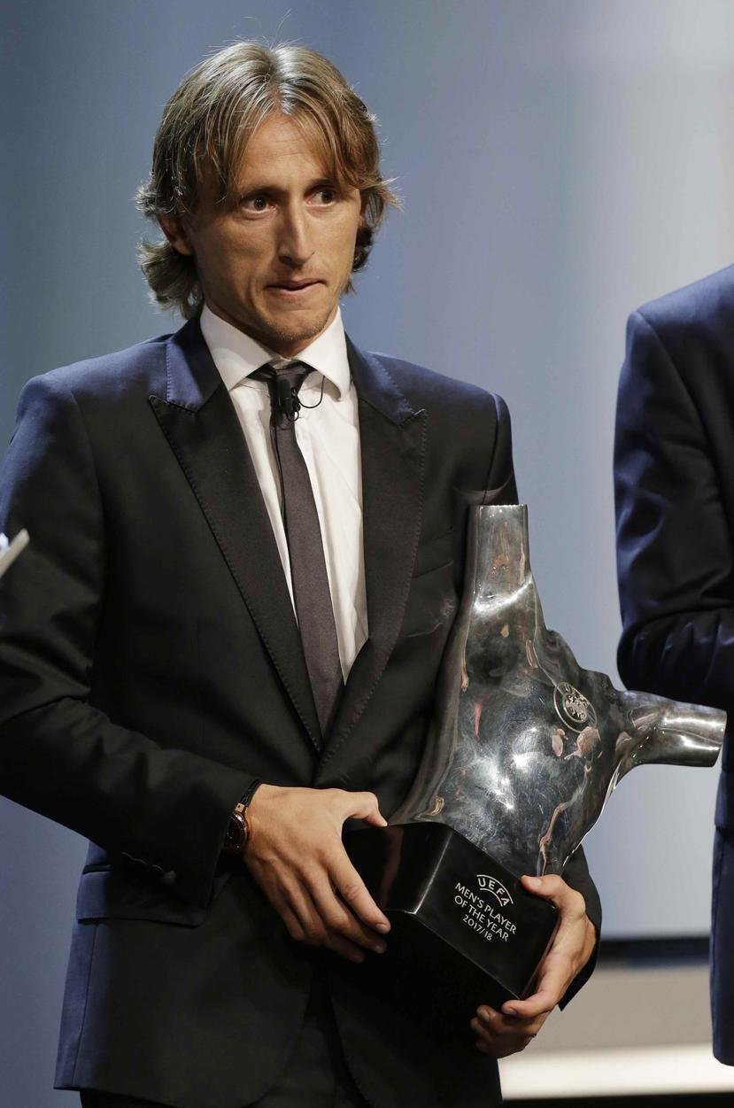El croata Luka Modric posa con el trofeo de la UEFA al mejor jugador del año en Europa en el Foro Grimaldi, en Mónaco. (AP)