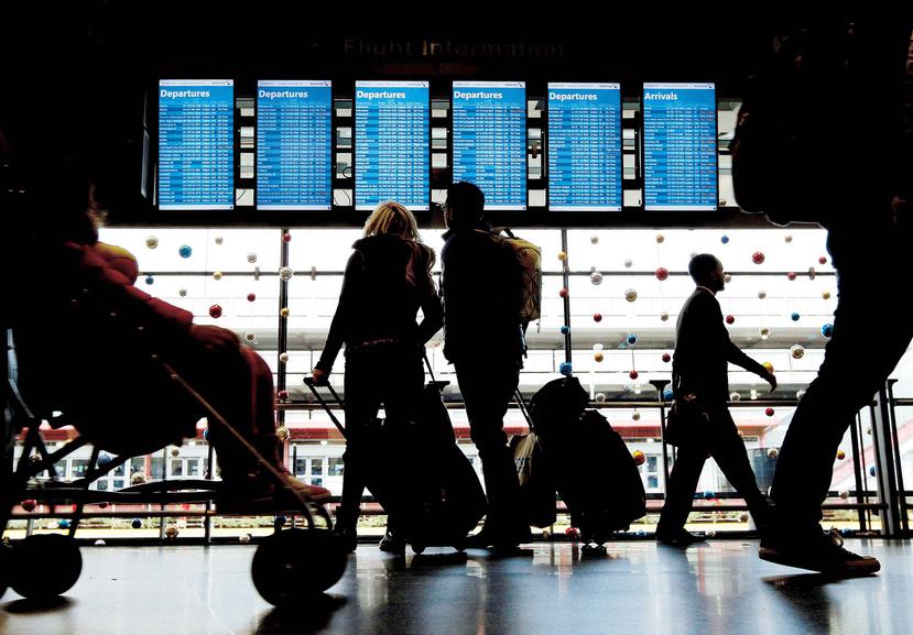 Algunos pasajeros fueron llevados a zonas seguras en el Aeropuerto Internacional Cleveland Hopkins. (AP)