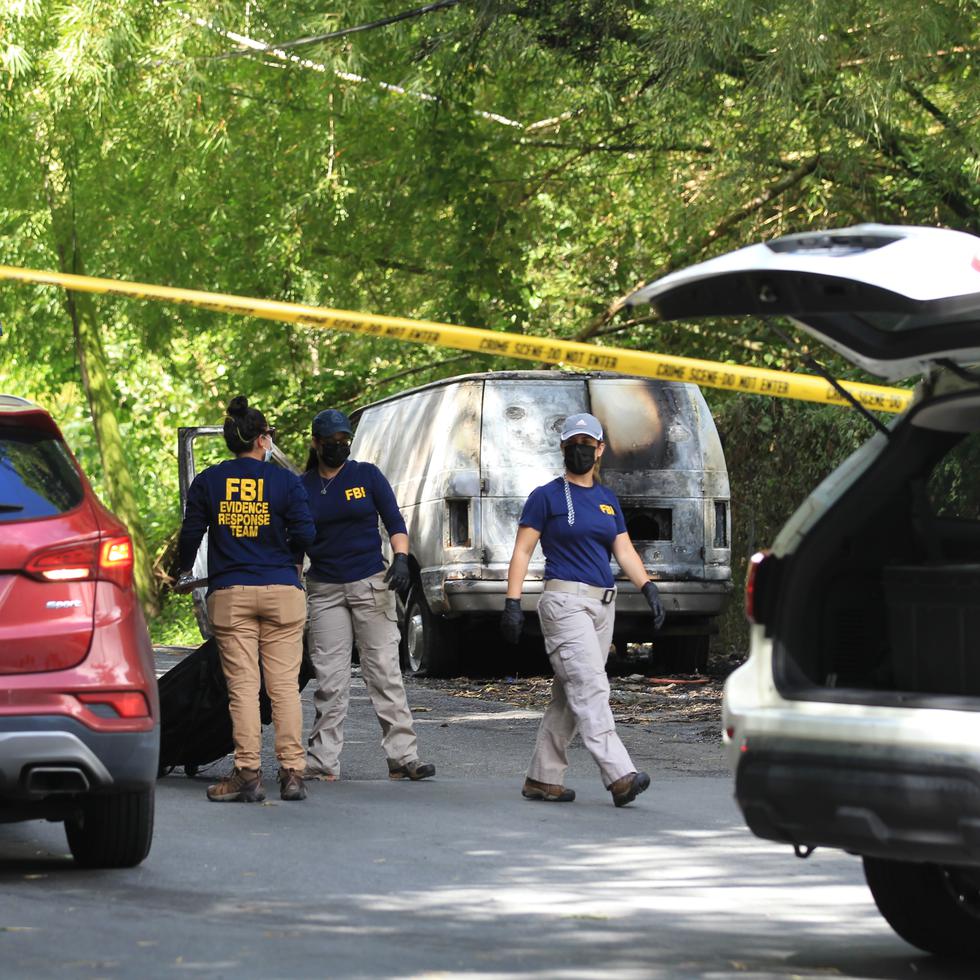 La foto muestra a personal del FBI mientras procesaban la escena en la que encontraron la guagua en las que las tres personas fueron secuestradas.