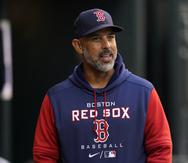 Los Red Sox de Boston dijeron que su dirigente Alex Cora tiene síntomas leves.